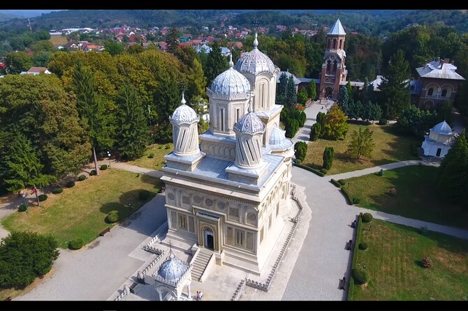 8 Days Private Romania Tour from Bucharest - Day 3: Humor in the cemetery, pain in the memorial