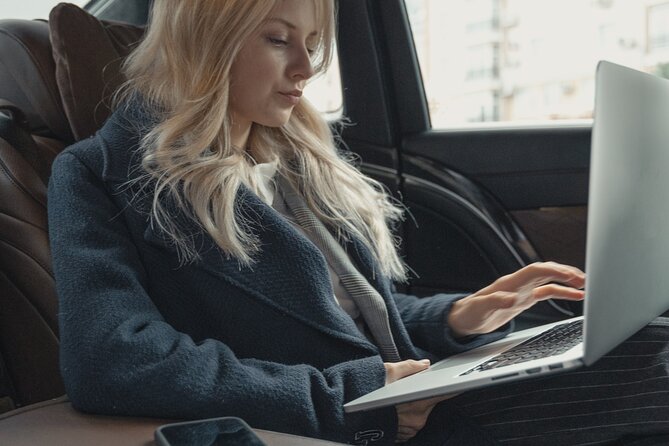 Airport transfer Otopeni to Bucharest - Comfort inside the private car