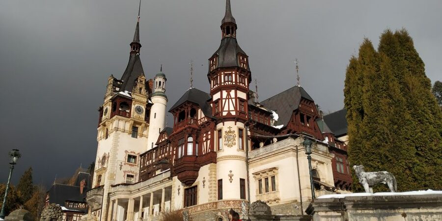 Brasov: Peles Castle, Bran Castle & Rasnov Fortress Day Tour - Bran Castle: separating Dracula from Vlad Țepeș