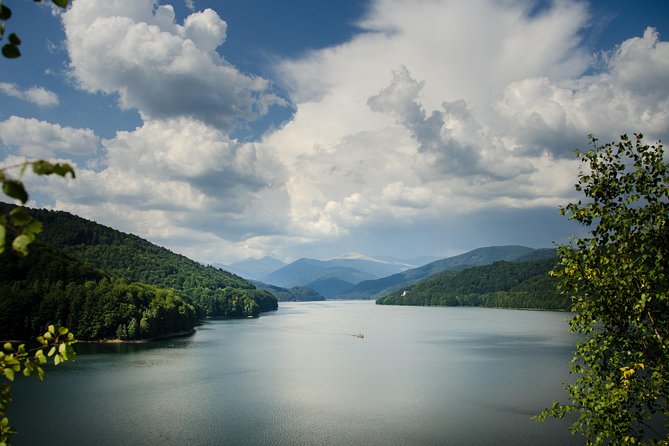 Brasov Private Tour: Transfagarasan road & Poienari Fortress - Lunch and the sweeping drive toward Vidraru Dam