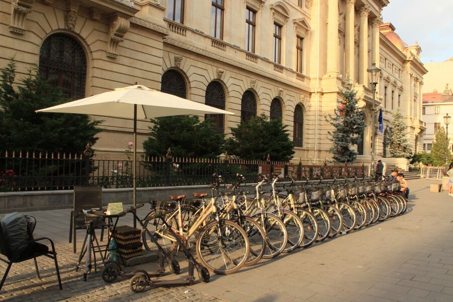 Bucharest Bike Rentals - Reaching Ceausescu’s Palace by bike
