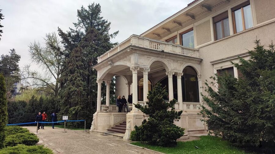 Bucharest city tour by car - From the Triumphal Arch to Herăstrău Park