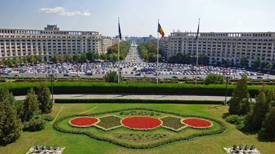 Bucharest: Communist Tour including Ceausescu Residence - A working-class neighborhood and the daily reality