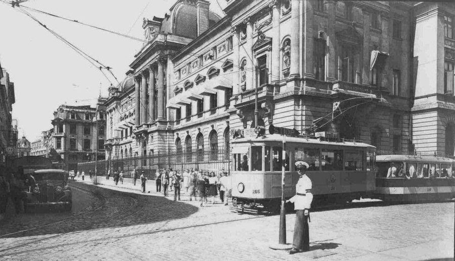 Bucharest: Half Day Bike Tour - Revolution Square and Romania’s recent past