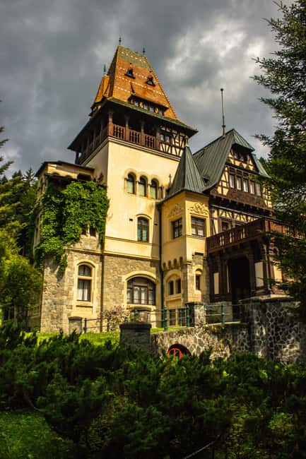 Bucharest: Peles Castle, Bran Castle & Brașov Day Tour - Guides, languages, and group choices