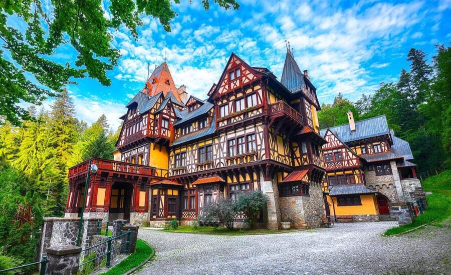 Bucharest: Peles Castle, Bran Castle, & Brasov Old Town Tour - Peleș Castle in Sinaia: The Morning Highlight