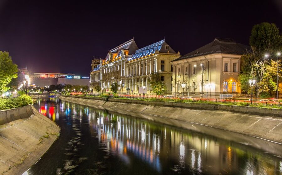 Bucharest: The Italian emigration in Romania - Revolution Square and the old Senate house
