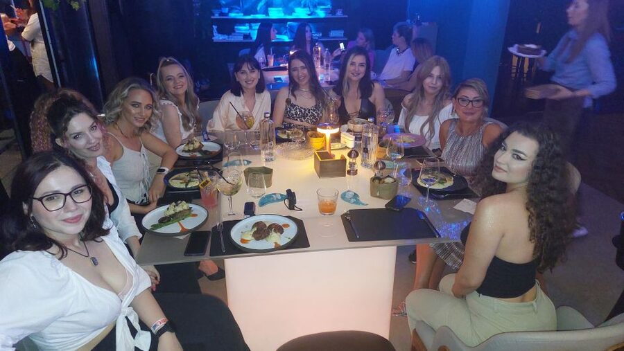 Bucharest: VIP Dining, Limo ride & Clubbing - Dinner in Bucharest for about 100 minutes