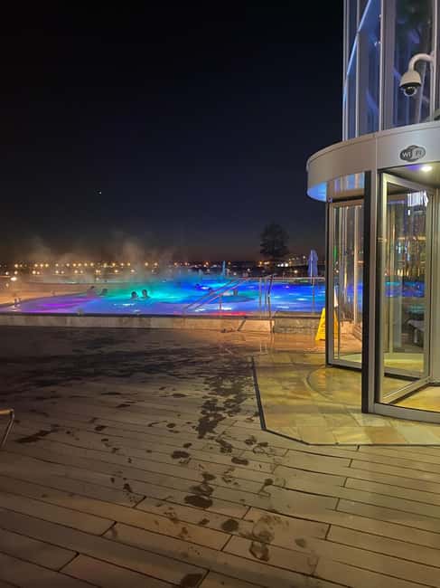 Bucuresti: Bucuresti Therme Transfer and Full-Day Access - Galaxy: slides and water-park energy