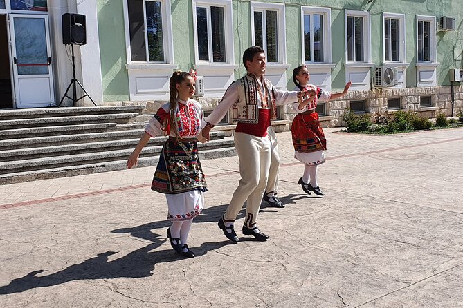 Bulgaria Day Trip - Private Tour from Bucharest - Veliko Tarnavo & Arbanasi - Crossing into Bulgaria at Basarbovo Monastery