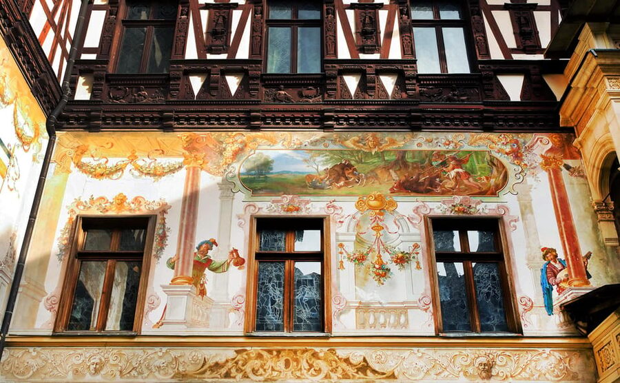 From Bucharest: Peles Castle, Brasov & Bran Castle Day Trip - The guides are a major part of the experience