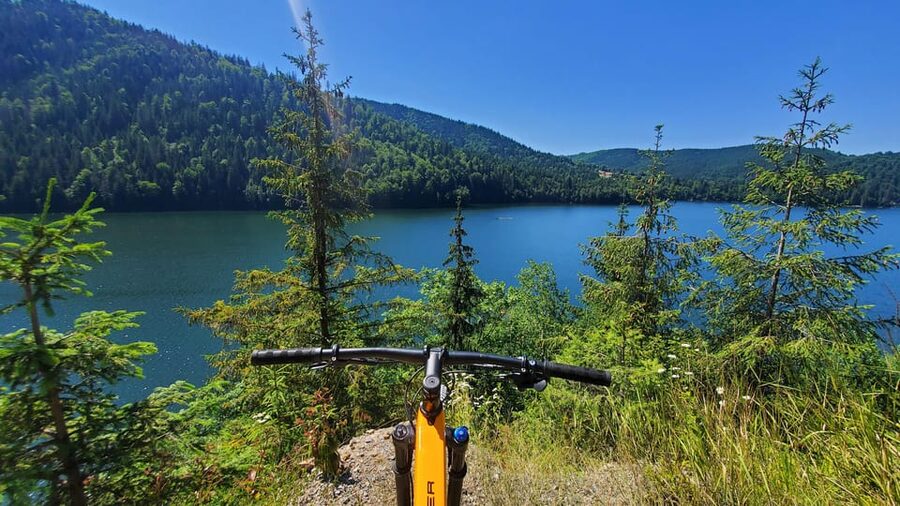 From Cluj: Mountain Bike around Lake Dragan - A panorama above remote Alunu