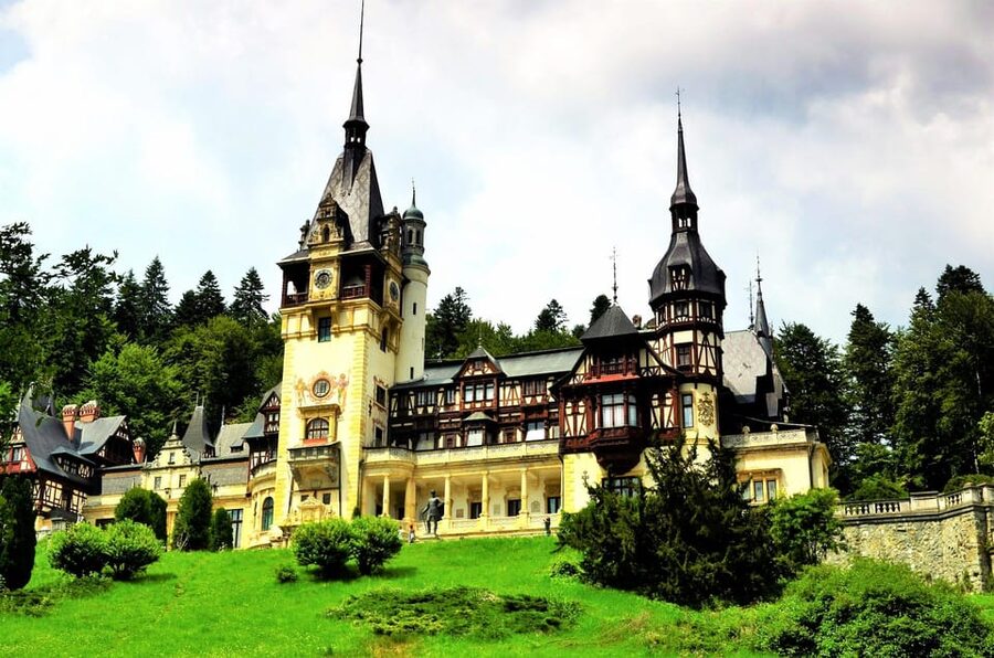 Minivan 8 Places : Dracula Castle, Peles, & Brasov Day Tour - Who should book this experience?