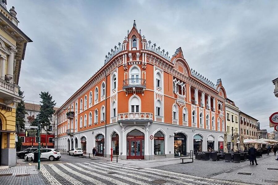 Oradea city tour - The cathedral and Black Eagle Palace