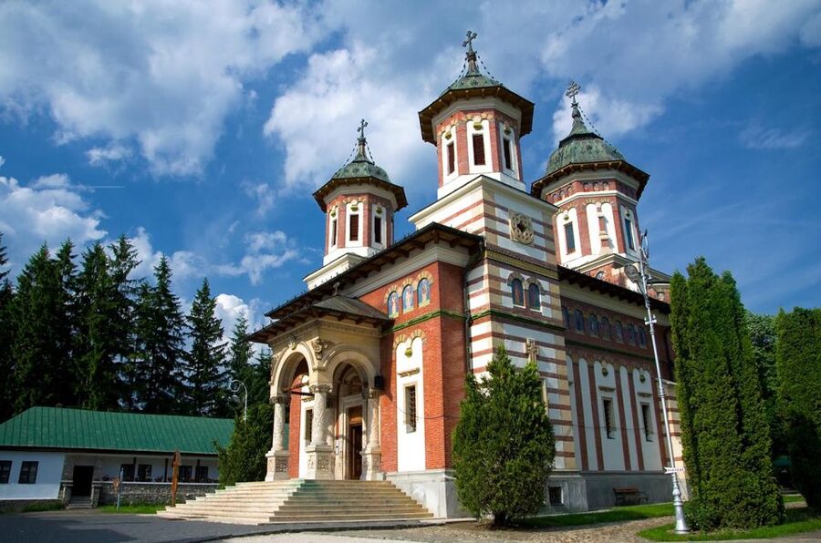Peles & Cantacuzino Castles: Gourmet Wine & Cultural trip - Three Romanian wines on the castle terrace