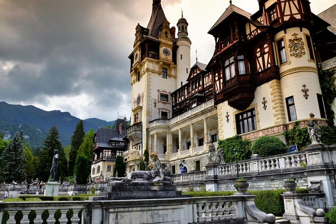 Peles Castle Skip-The-Line Guided Tour - Meeting at the castle and planning the approach