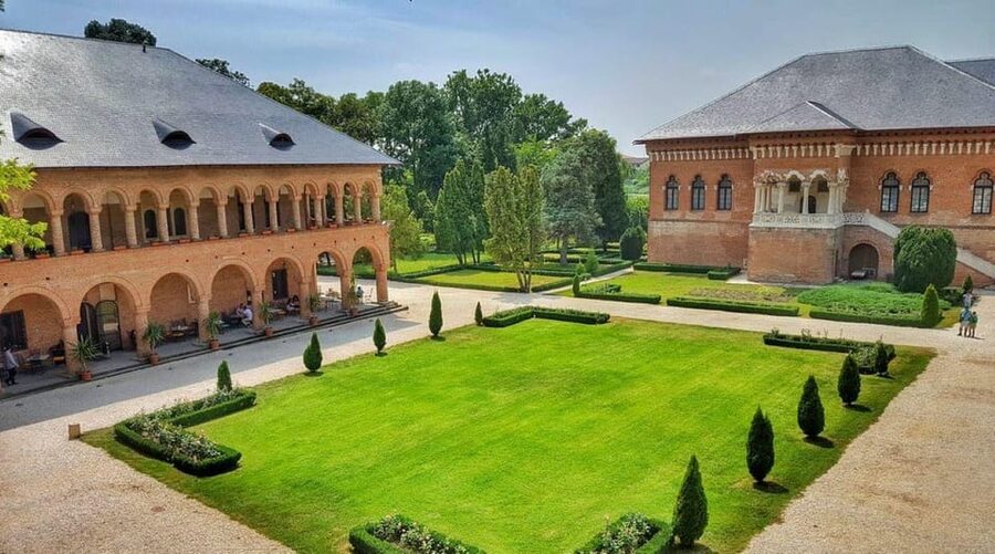 Private Tour from Bucharest to Dracula's tomb and Mogosoaia - What the guides add to the experience