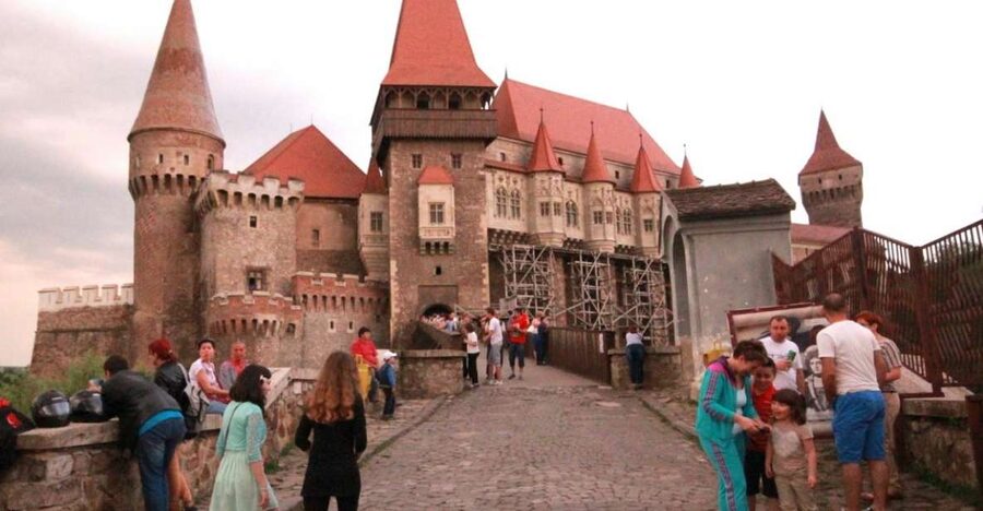Sibiu: Alba Iulia and Corvin Castle Guided Tour - Lunch between the castle and Alba Iulia
