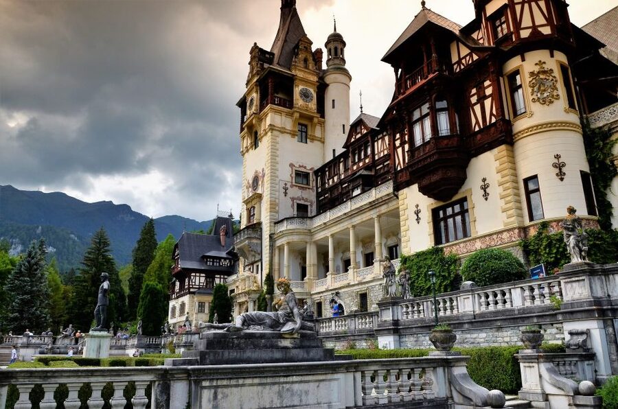 Sinaia: Peleș Castle Tour with An Expert Guide - Starting at the fountain outside the castle