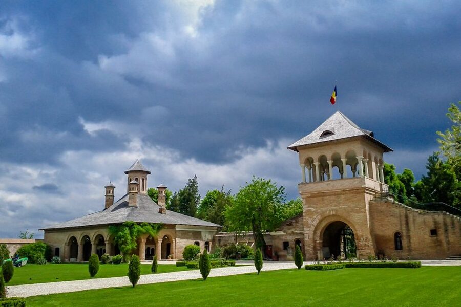 Small Group Tour to Mogosoaia Palace & Snagov Monastery - Mogosoaia Palace and Brancovenesc design