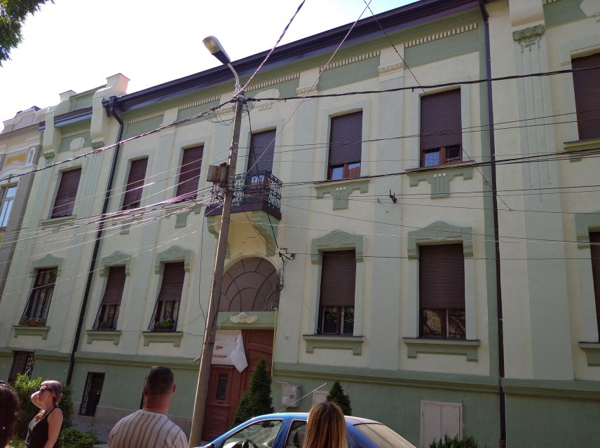 Timisoara Dream Tour in Elisabetin Neighborhood - Bălcescu Square and the Catholic church