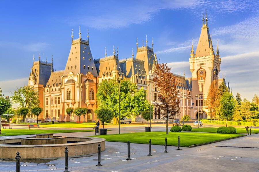 Tour guide in Iasi, Romania - Starting in Union Square with Alexandru Ioan Cuza