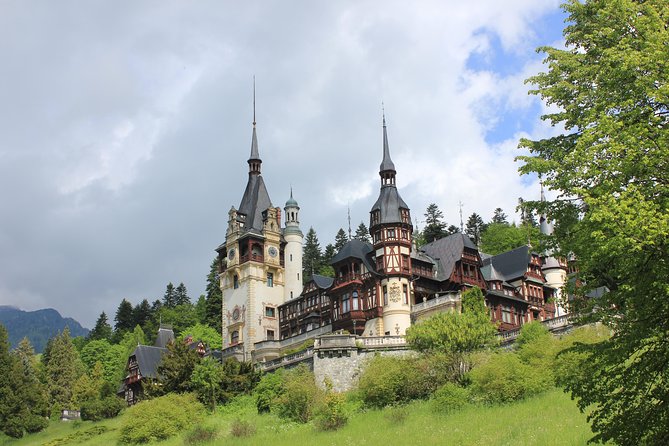 Tour of the 3 Castles: Bran, Rasnov and Peles in Spanish (native Spanish guide). - Peles Castle: Romania’s royal showpiece