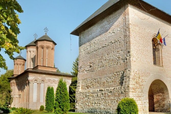 Vlad the Impaler Royal Court from Târgoviște, Peleș Castle and Dracula grave - What the private format adds